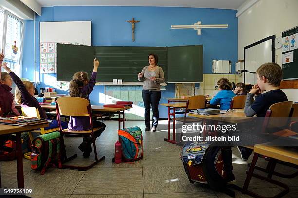 Mit vielen Gesten, Musik und sogar Tanz lernt die Französischlehrerin in Reinheim in der Grundschule französisch mit deutschen Kindern im bilingualen...