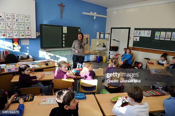 Mit vielen Gesten, Musik und sogar Tanz lernt die Französischlehrerin in Reinheim in der Grundschule französisch mit deutschen Kindern im bilingualen...
