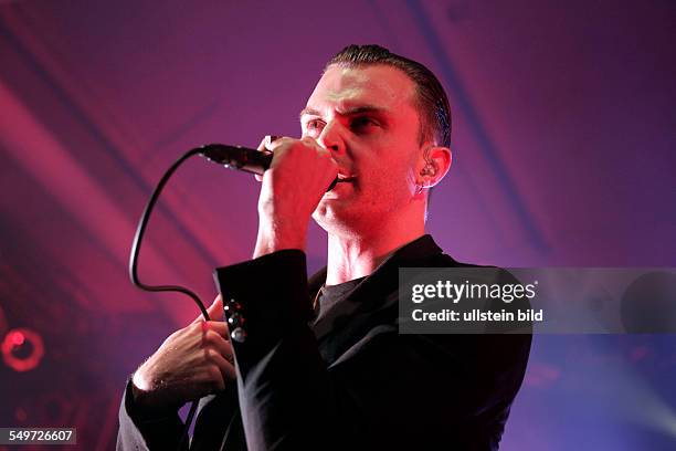 Hurts - Sänger Theo Hutchcraft , Auftritt, Essigfabrik Köln