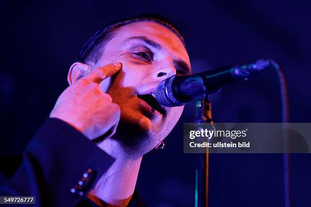 Hurts - Sänger Theo Hutchcraft , Auftritt, Essigfabrik Köln