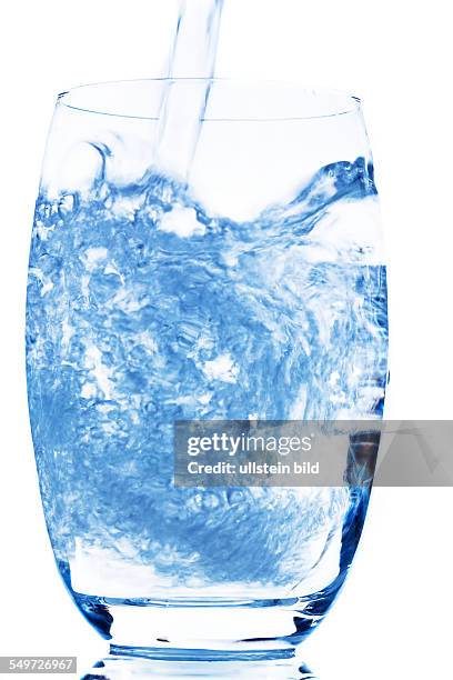 Wasser wird in ein Glas gegossen, Symbolfoto für Trinkwasser, Frische, Bedarf und Verbrauch