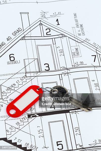 Ein Bauplan eines Architekten mit dem Schlüssel einer Wohnung oder eines neuen Hauses