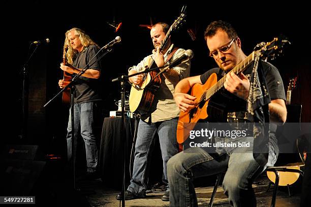 Andy McKee , Preston Reed and Antoine Dufour bei einem Konzert in der Fabrik in Hamburg