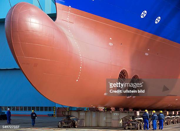 Werftarbeiter kontrollieren unter dem Wulstbug des ersten Spezialtransporters fuer die DFDS-Reederei die Fahrt auf den Schiffslift der P+S-Werften...
