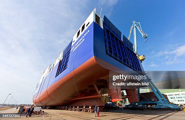 Der erste Spezialtransporter fuer die DFDS-Reederei faehrt aus der Schiffbauhalle auf den Schiffslift der P+S-Werften GmbH Volkswerft Stralsund. Der...