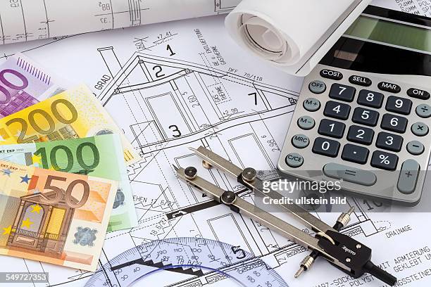 Ein Bauplan eines Architekten mit einem Taschenrechner und Eurogeld. Symbolfoto für Finanzierung und Planung eines neuen Hauses.