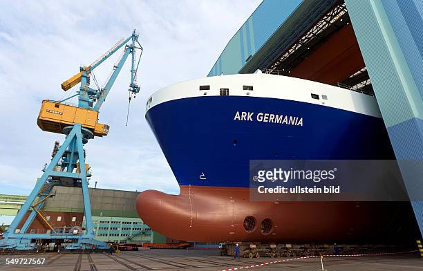 Der erste Spezialtransporter fuer die DFDS-Reederei faehrt durch das Tor der Schiffbauhalle der P+S-Werften GmbH Volkswerft Stralsund. Der 195 Meter...