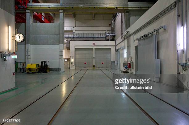 Blick in den Gleiskorridor des Zwischenlagers Nord in Lubmin . In der Halle stehen Dampferzeuger und Reaktorgefaesse der demontierten Kernkraftwerke...
