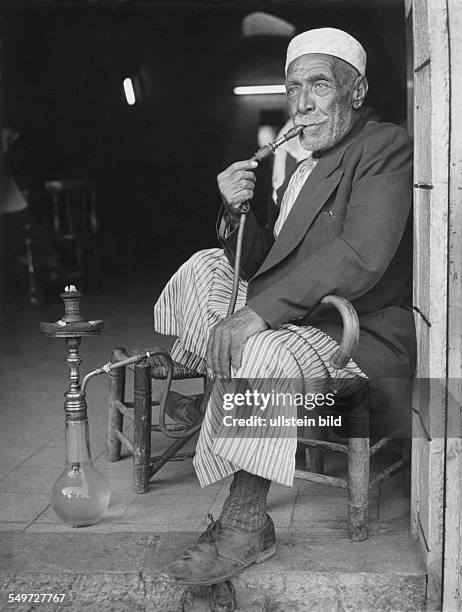 Jerusalem, Araber raucht eine Nargilah / Nargileh Wasserpfeife vor einem Cafehaus in der Altstadt - 1967