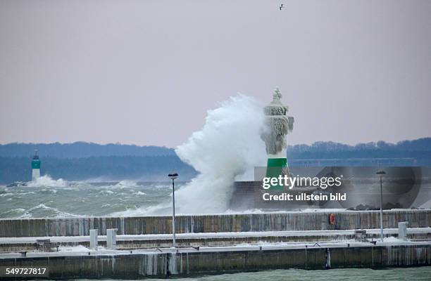 Meterhohe Wellen brechen sich bei Windstaerke 8 am Leuchtturm in Sassnitz auf der Insel Ruegen. Die Wellen und Gischt donnern ueber das 15 Meter hohe...