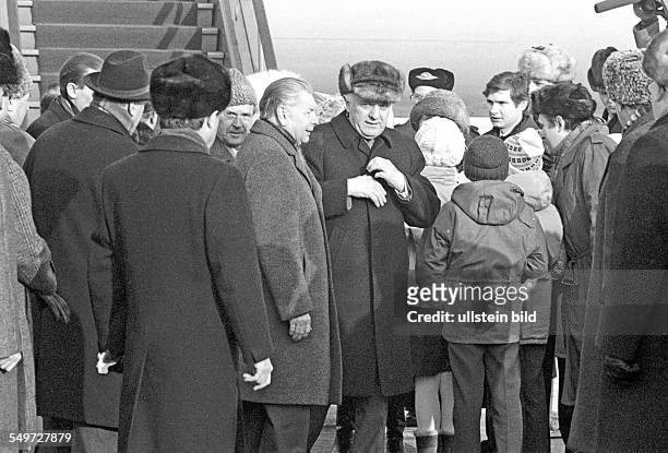 Visit in East-Berlin ,arrival at Schoenfeld airport, from left to right Oskar Fischer, Secretary of Foreign Affairs of the GDR, Soviet ambassador...