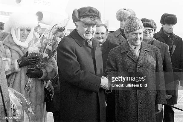Visit in East-Berlin ,arrival at Schoenfeld airport, right handed his wife Nanuli Zagareischwili-Schewardnadse, right handed Oskar Fischer, Secretary...