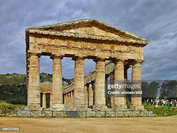 Der Tempel von Segesta, das unvollendeten Heiligtum der Elymer, gehoert zu den besterhaltenen griechischen Kultstaetten Siziliens.