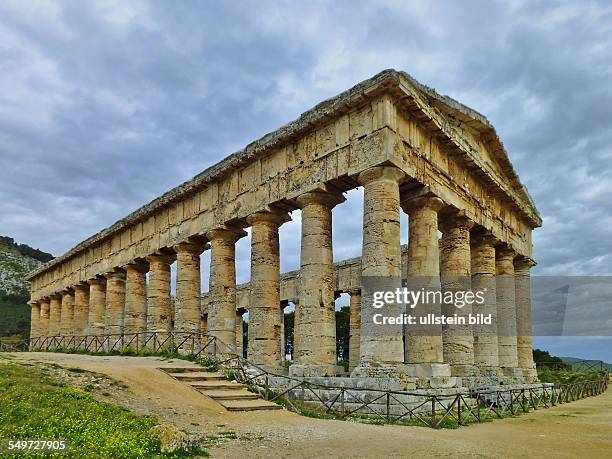 Der Tempel von Segesta, das unvollendeten Heiligtum der Elymer, gehoert zu den besterhaltenen griechischen Kultstaetten Siziliens.