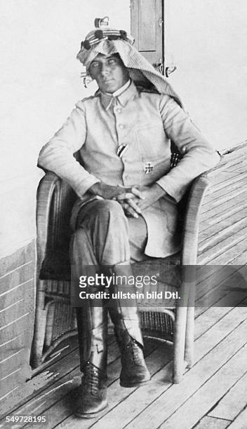 Hellmuth von Mücke * 25.06.1881-+ Officer of the Imperial navy, Germany von Mücke with oriental headscarf