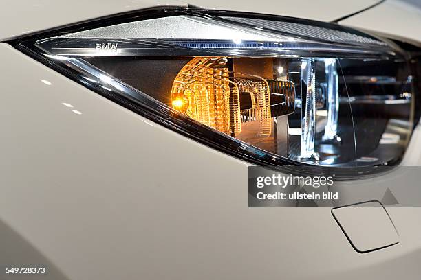 Der Firmenschriftzug BMW auf dem Blinkerglas eins BMW 3er Grand Tursimo waehrend der Bilanzpressekonferenz der BMW Group fuer das Geschaeftsjahr 2012...