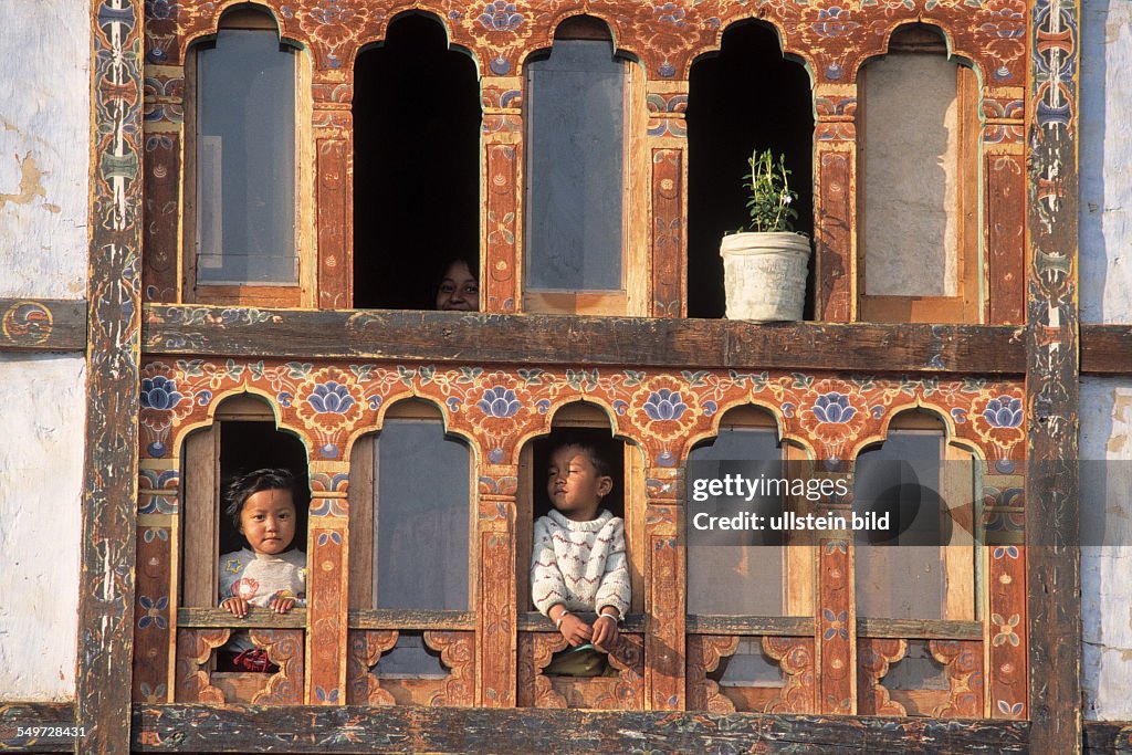 Window with children in Paro
