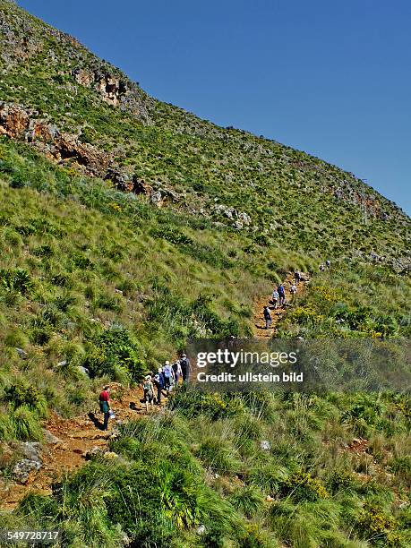 Sizilien, Wanderer im Naturpark Zingaro am Golfo di Castellammare