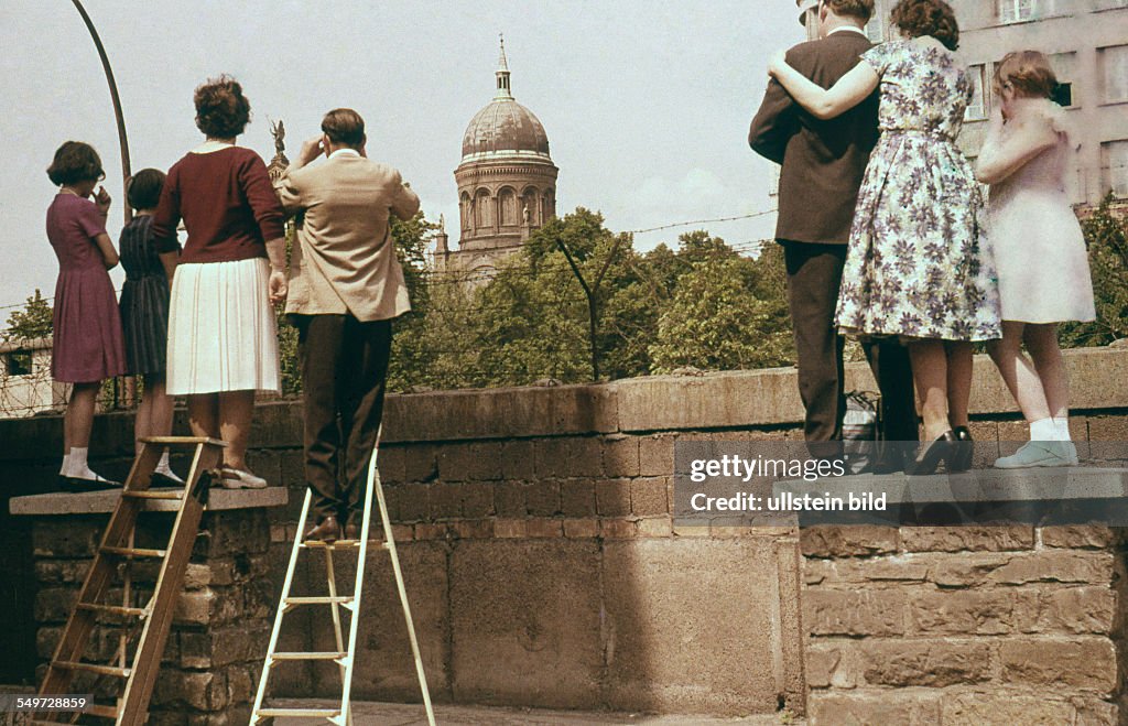 DEU, DDR, Berlin, Menschen schauen über die Berliner Mauer