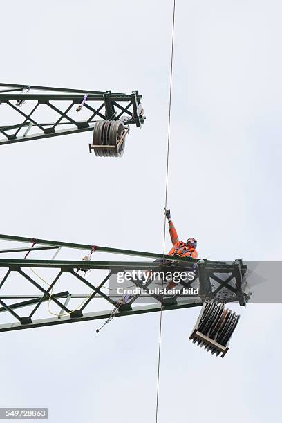 Vorseilzugarbeiten an der 380-kV-Fernleitung des Übertragungsnetzbetreibers 50Hertz zwischen Schwerin und Geesthacht bei Hamburg . Per Helikopter...