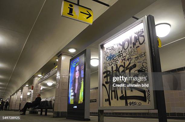 Berlin, Vandalismus auf BVG-U-Bahnhoefen, wie hier Bahnhof Heinrich-Heine-Strasse , wo seit knapp 3 Monate beidseitig die Scheiben des Info-Aushangs...