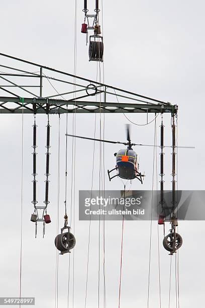 Vorseilzugarbeiten an der 380-kV-Fernleitung des Übertragungsnetzbetreibers 50Hertz zwischen Schwerin und Geesthacht bei Hamburg . Per Helikopter...