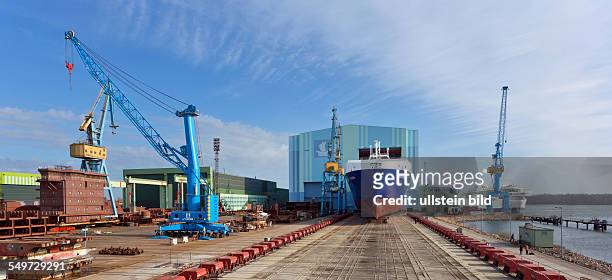 Der erste Spezialtransporter fuer die DFDS-Reederei faehrt aus der Schiffbauhalle auf den Schiffslift der P+S-Werften GmbH Volkswerft Stralsund. Der...