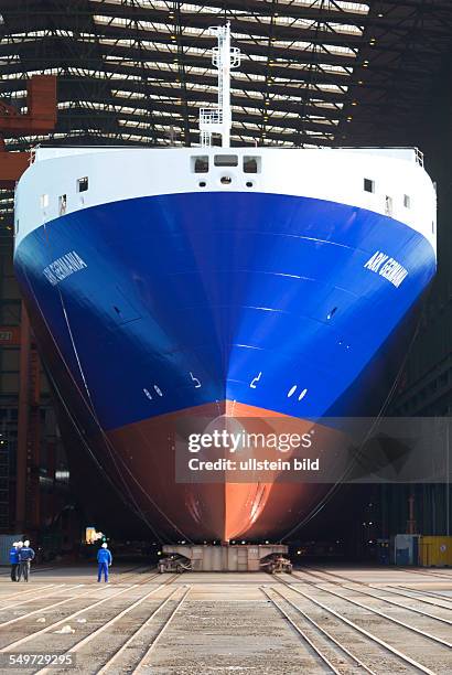 Der erste Spezialtransporter fuer die DFDS-Reederei faehrt durch das Tor der Schiffbauhalle der P+S-Werften GmbH Volkswerft Stralsund. Der 195 Meter...