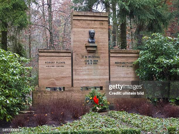 Das Grab von Friedrich-Wilhelm Murnau auf dem Südwestkirchhof Stahnsdorf . Murnau, von Freunden Plumpe genannt, war Stummfilmregisseur. Sein...