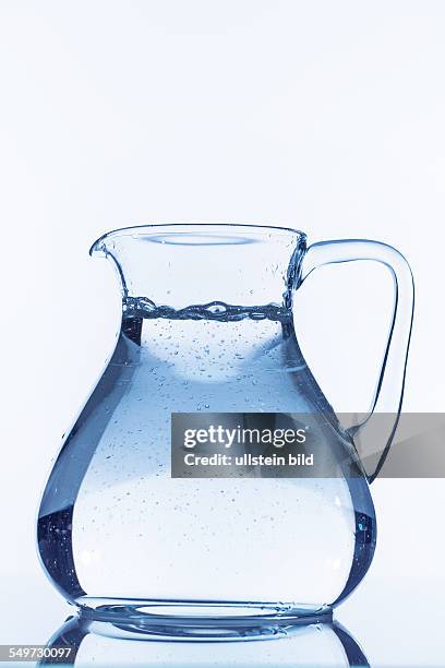 Wasser in einer Karaffe, Symbolfoto für Trinkwasser, Fülle, Bedarf und Verbrauch