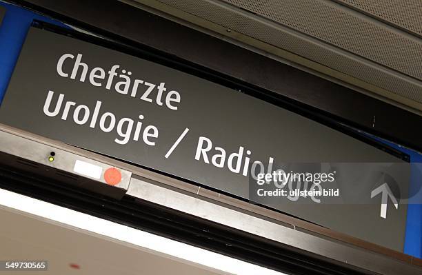 Feature Medizin / Klinik / Krankenhaus, Hinweisschild Chefärzte Urologie / Radiologie
