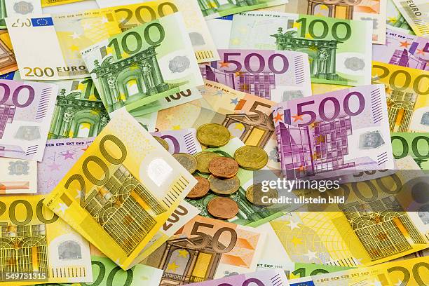 Viele verschiedene Euro Geldscheine. Symbolfoto für Reichtum und Geldanlage.