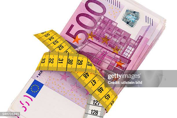 Geldscheine und Bandmaß, Symbolfoto für Sparmaßnahmen, Haushaltskonsolidierung und Controlling