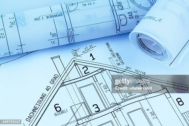 Ein Bauplan eines Architekten für den Bau eiones neuen Wohnhauses. Symbolfoto für Finanzierung und Planung eines neuen Hauses.