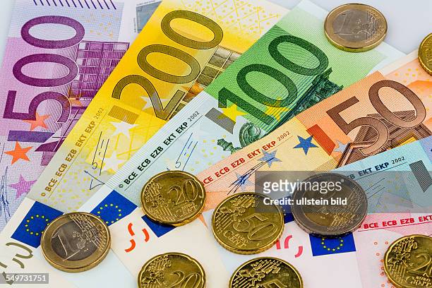 Euro-Geldscheine liegen nebeneinander. Symbolfoto für Gewinn, Umsatz und Geld