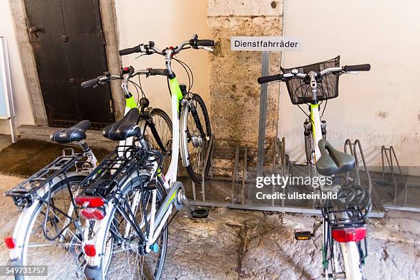 Dienstfahrräder in einem Fahrradständer, Symbolfoto für Mobilität und umweltfreundliche Fortbewegung