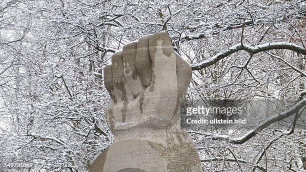 Denkmal der Koepenicker Blutwoche, Platz des 23. April in Berlin-Koepenick, Aufnhame im Winter, geballte Faust