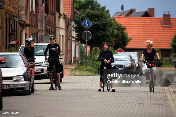 Schnackenburg, Stadtansicht, Radtouristen orientieren sich auf der Alandstrasse ( Tradition | GERMANY, Schnackenburg Foto