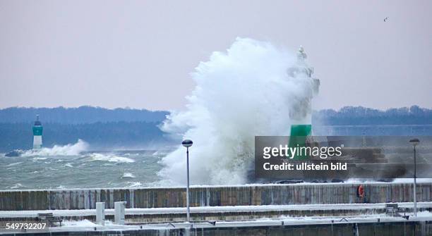 Meterhohe Wellen brechen sich bei Windstaerke 8 am Leuchtturm in Sassnitz auf der Insel Ruegen. Die Wellen und Gischt donnern ueber das 15 Meter hohe...