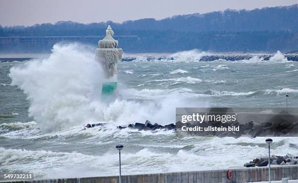 Meterhohe Wellen brechen sich bei Windstaerke 8 am Leuchtturm in Sassnitz auf der Insel Ruegen. Die Wellen und Gischt donnern ueber das 15 Meter hohe...