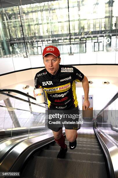 Der Extremsportler Joey Kelly auf einer Rolltreppe. In diesem Jahr will der Sportler zum RTL Spendenmarathon 24 Stunden eine herunterfahrende...