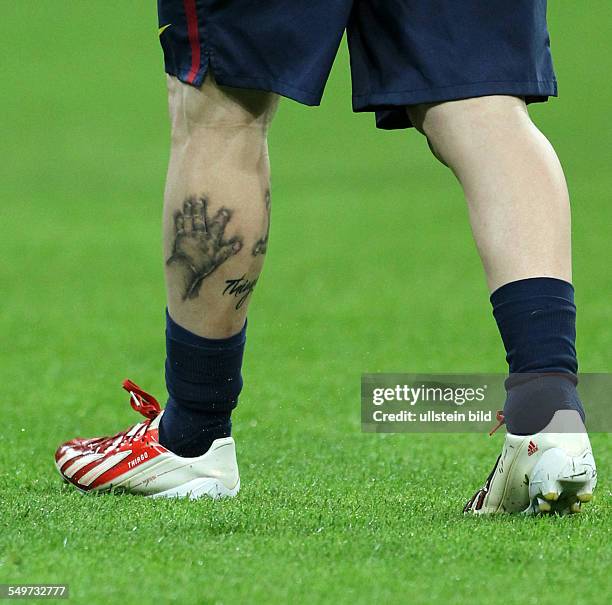 Halbfinal-Hinspiel, Saison 2012/2013 - Lionel Messi Tätowierung Tattoo auf Wade Hand von Sohn Thiago , Sport, Fußball Fussball, Championsleague...