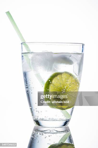 Ein Glas mit frischem Trinkwasser und einer Limette. Mineralwasser als Durstlöscher.