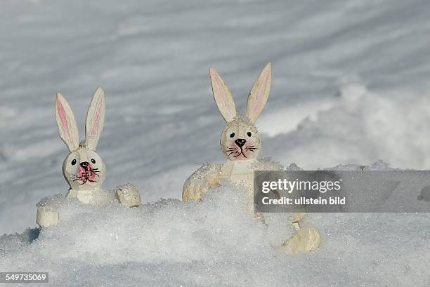 Osterhasen im Schnee, weiße Ostern