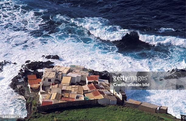 Spain, Canary Islands, Tenerife, Sellement near surf