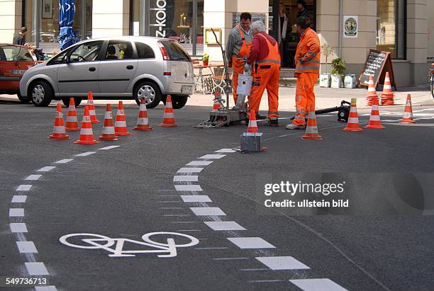 Berlin, Fahrbahnmarkierungen für neue Radwege in der Inselstrasse