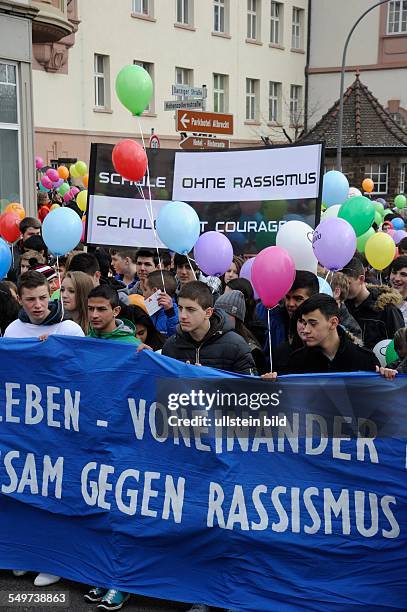 Mit einem Schweigemarsch setzen Schülerinnen und Schüler der Gemeinschaftsschule Sonnenhügel in Völklingen in Völklingen ein Zeichen gegen Rassismus.