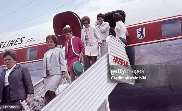 Ca. 1960, Flughafen, Passagiere verlassen das Flugzeug über eine Gangway