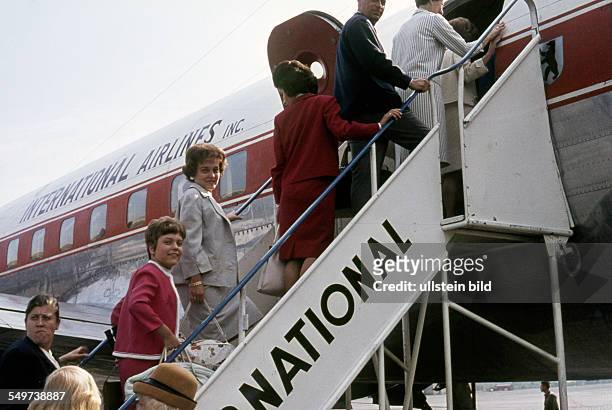 Ca. 1960, Flughafen, Fluggäste besteigen über die Gangway ein Flugzeug