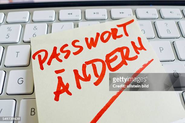 Ein Notizzettel liegt auf der Tastatur eines Computers zur Erinnerung: Passwort ändern